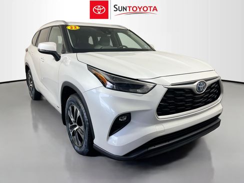 Used 2022 Toyota Highlander XLE AWD/4WD image 1