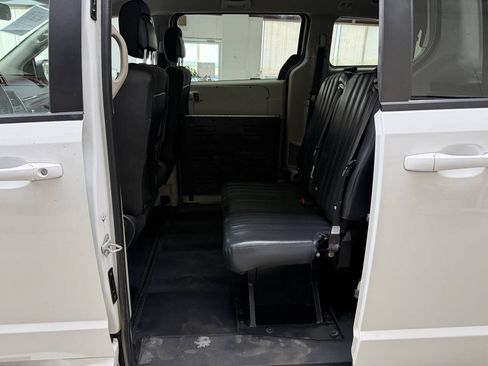 Used 2018 Dodge Grand Caravan SE FWD image 12