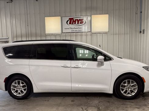 Used 2022 Chrysler Pacifica Touring-L FWD image 2