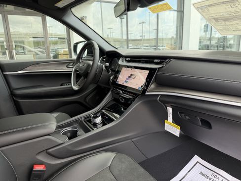 New 2026 Jeep Grand Cherokee Altitude image 25