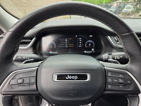 Used 2022 Jeep Grand Cherokee Laredo w/ Luxury Tech Group I RWD image 20