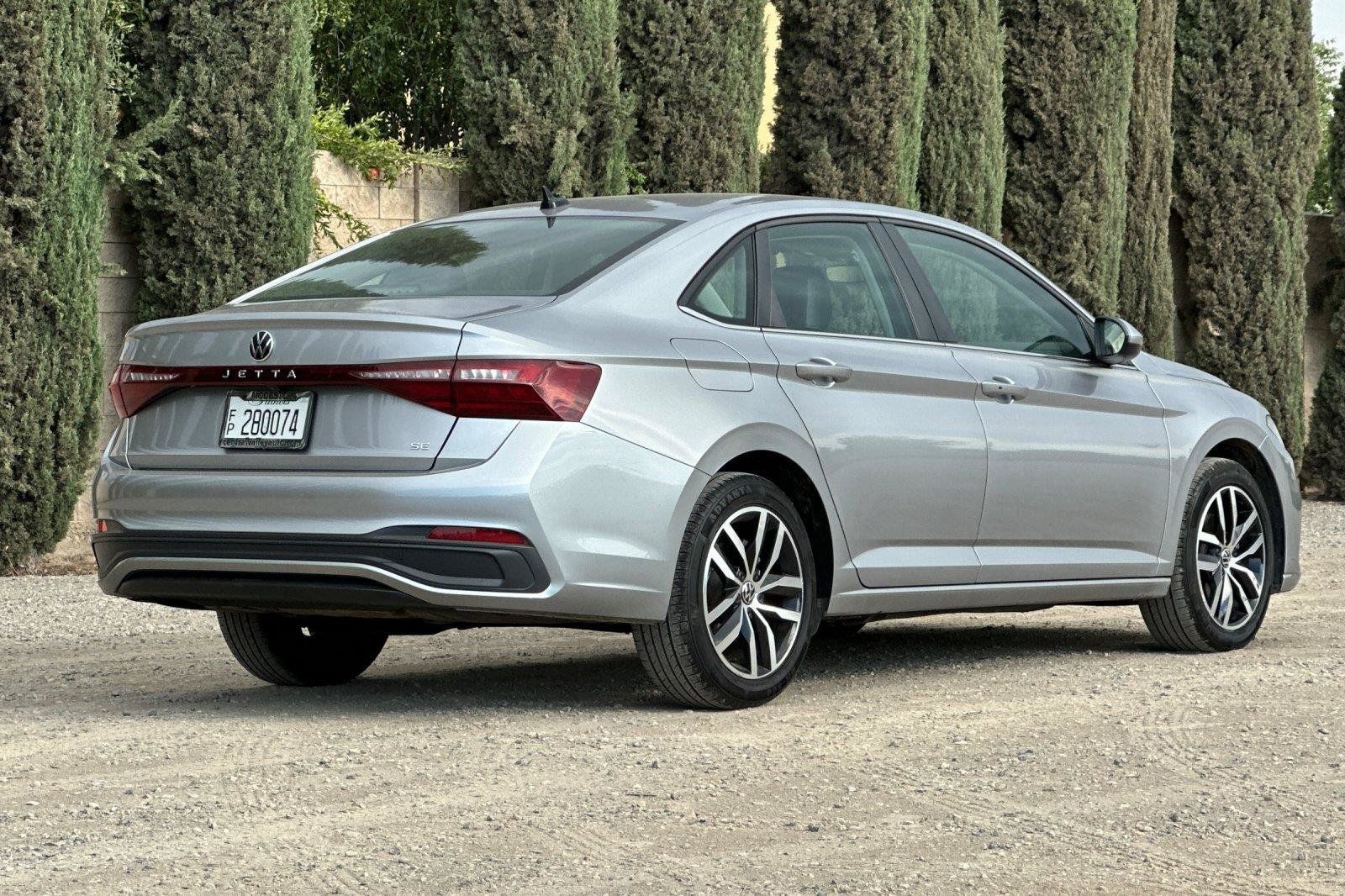Certified 2025 Volkswagen Jetta SE FWD image 4