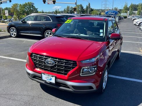 Certified 2025 Hyundai Venue SE FWD image 3