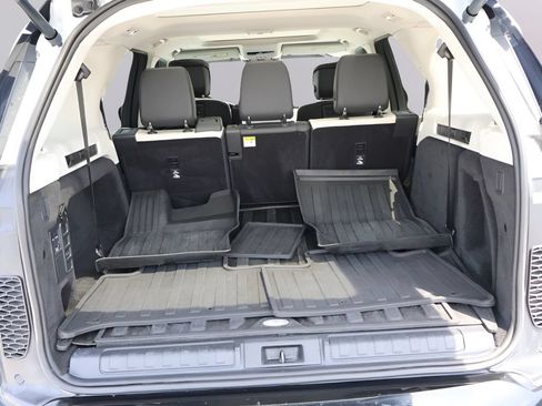 Certified 2025 Land Rover Discovery Dynamic SE AWD/4WD image 15