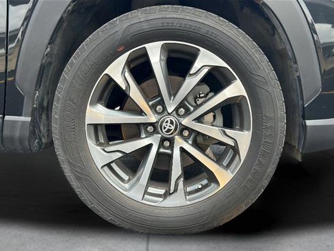 Used 2023 Toyota Corolla Cross XLE w/ Convenience Package FWD image 33