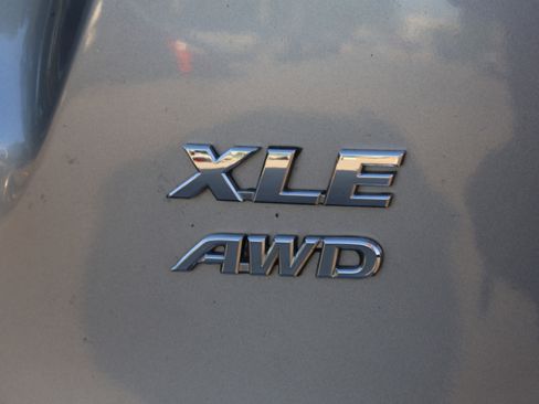 Used 2018 Toyota RAV4 Limited AWD/4WD image 16