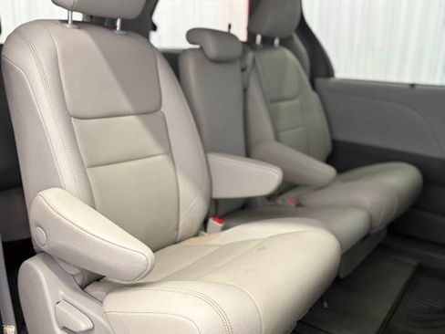 Used 2020 Toyota Sienna XLE FWD image 19