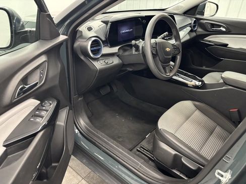 Used 2025 Chevrolet Trax LT image 10