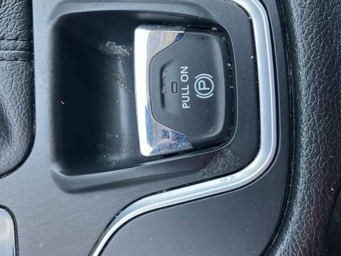 Used 2021 Jeep Cherokee Latitude Lux w/ Comfort/Convenience Group FWD image 28