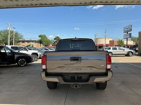 Used 2017 Toyota Tacoma TRD Sport w/ Premium & Technology Package RWD image 6