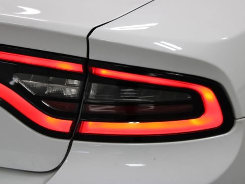 Used 2019 Dodge Charger SXT RWD image 12