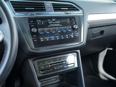 Used 2022 Volkswagen Tiguan SE w/ Panoramic Sunroof Package AWD/4WD image 8