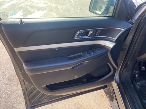 Used 2017 Ford Explorer XLT w/ Equipment Group 202A image 9