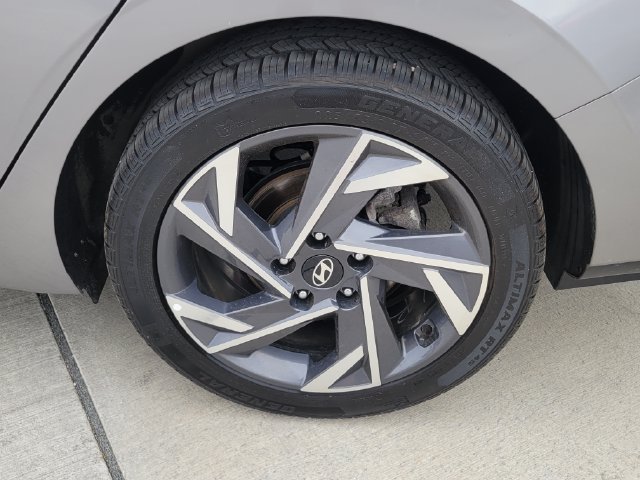 Used 2025 Hyundai Elantra SEL FWD image 17