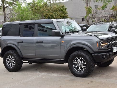 Used 2025 Ford Bronco Badlands AWD/4WD image 3