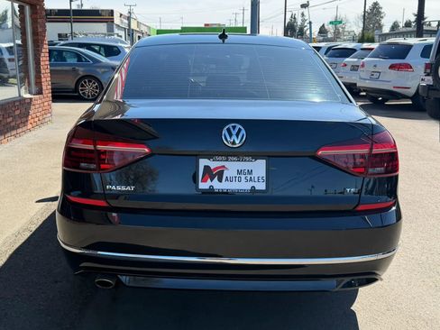 Used 2018 Volkswagen Passat 2.0T R-Line w/ R-Line Lighting Package image 4