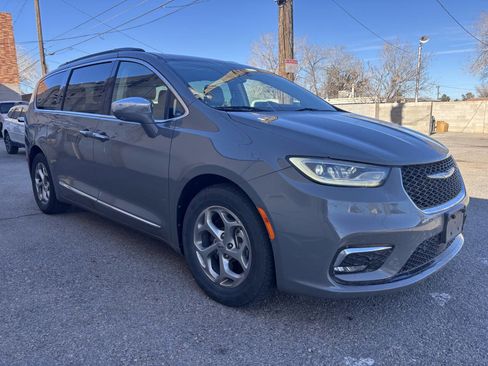 Used 2022 Chrysler Pacifica Limited image 2