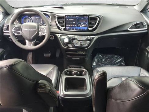 Used 2025 Chrysler Pacifica Select FWD image 16