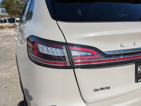 Used 2022 Lincoln Nautilus Reserve image 12