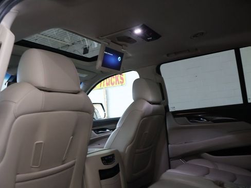 Used 2018 Cadillac Escalade ESV Luxury AWD/4WD image 18
