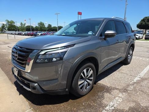 Used 2025 Nissan Pathfinder SL FWD image 3