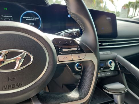 Used 2022 Hyundai Elantra Limited FWD image 18