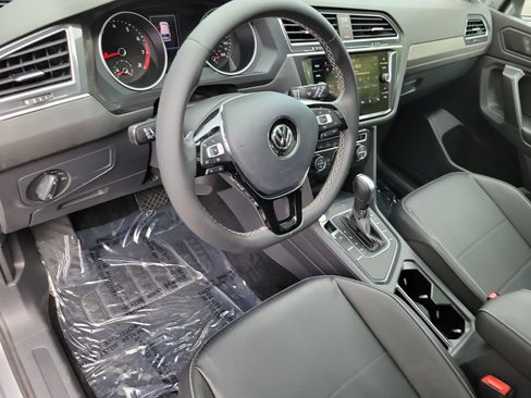 Used 2021 Volkswagen Tiguan SE w/ Panoramic Sunroof Package FWD image 12