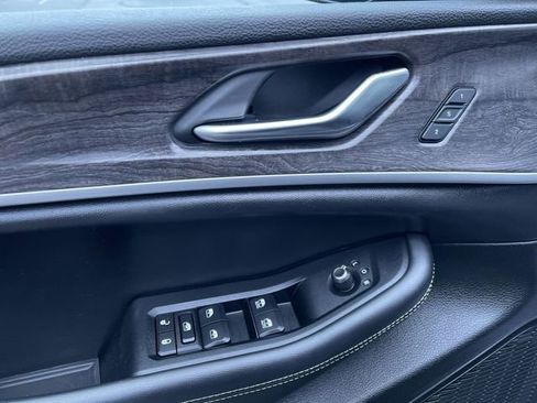 Used 2023 Jeep Grand Cherokee Limited w/ Luxury Tech Group II image 23