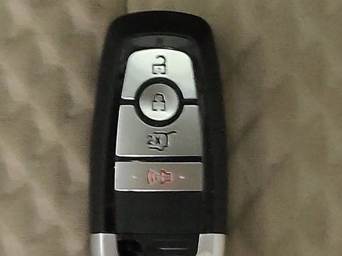 Used 2020 Ford Escape SE image 32