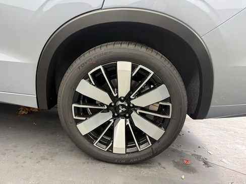 New 2025 Mitsubishi Outlander SE image 11