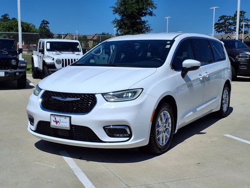 Used 2023 Chrysler Pacifica Touring-L FWD image 3