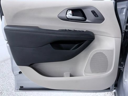 Used 2023 Chrysler Pacifica Touring-L FWD image 13