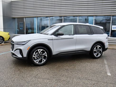 Used 2026 Lincoln Nautilus Premier w/ Jet Appearance Package image 2