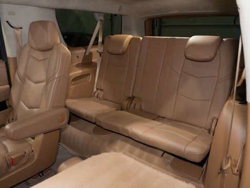 Used 2016 Cadillac Escalade ESV Platinum AWD/4WD image 33