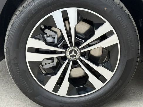 Used 2025 Mercedes-Benz GLB 250 4MATIC image 5