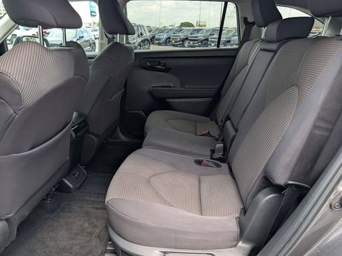 Used 2024 Toyota Highlander LE FWD image 14