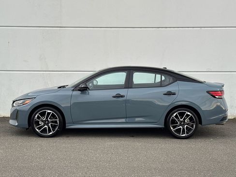 Used 2025 Nissan Sentra SR w/ SR Premium Package image 4