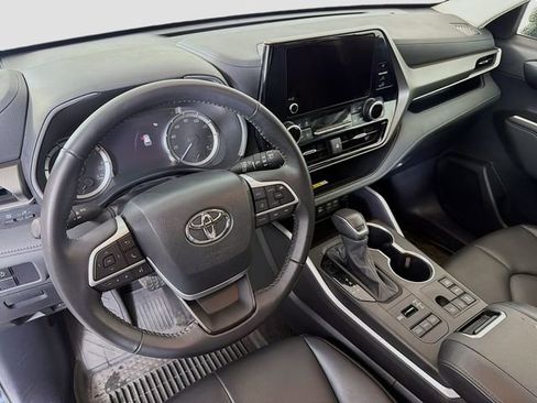 Used 2024 Toyota Highlander XLE AWD/4WD image 9