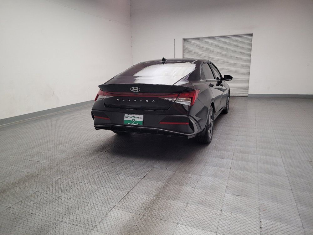 Used 2025 Hyundai Elantra SEL FWD image 7