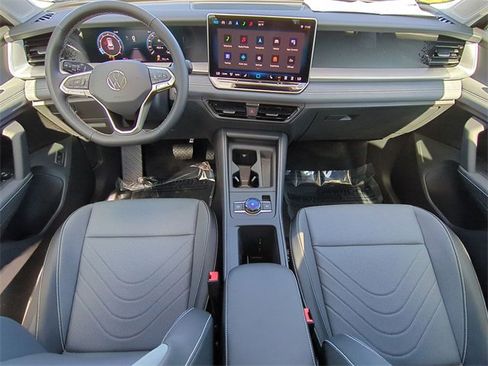 New 2025 Volkswagen Tiguan SE image 18