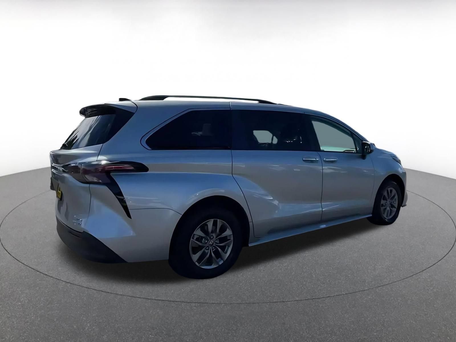 Used 2023 Toyota Sienna XLE FWD image 13
