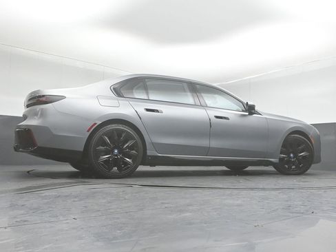 Used 2023 BMW i7 xDrive60 image 21