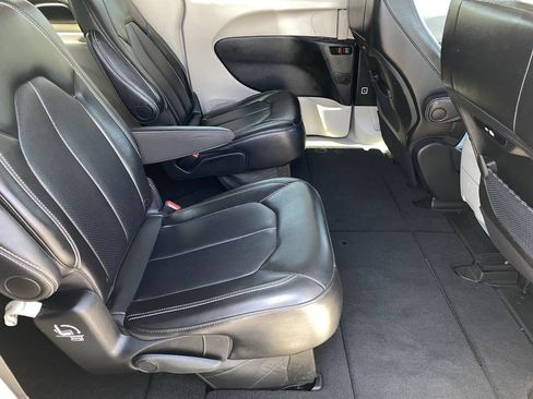 Used 2024 Chrysler Pacifica Touring-L FWD image 12