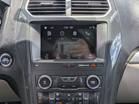 Used 2018 Ford Explorer XLT w/ Equipment Group 202A AWD/4WD image 17