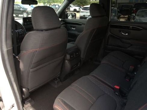 Used 2025 Honda Pilot Sport image 11
