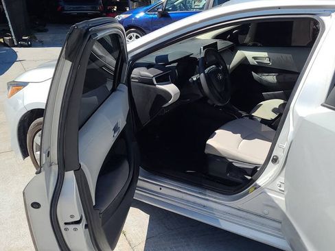 Used 2020 Toyota Corolla LE FWD image 3
