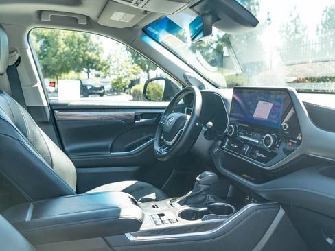 Certified 2025 Toyota Highlander Limited FWD image 21