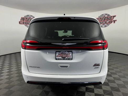Used 2024 Chrysler Pacifica Touring-L AWD/4WD image 6