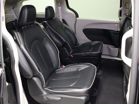 Used 2023 Chrysler Pacifica Limited FWD image 16