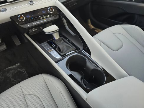 New 2025 Hyundai Elantra Limited image 16